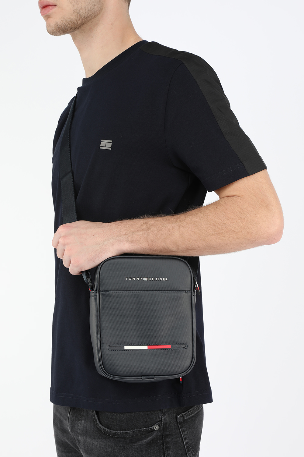 תמונת כל הלוק של תיק מלבני מרוכסן עם לוגו בגוון כחול כהה